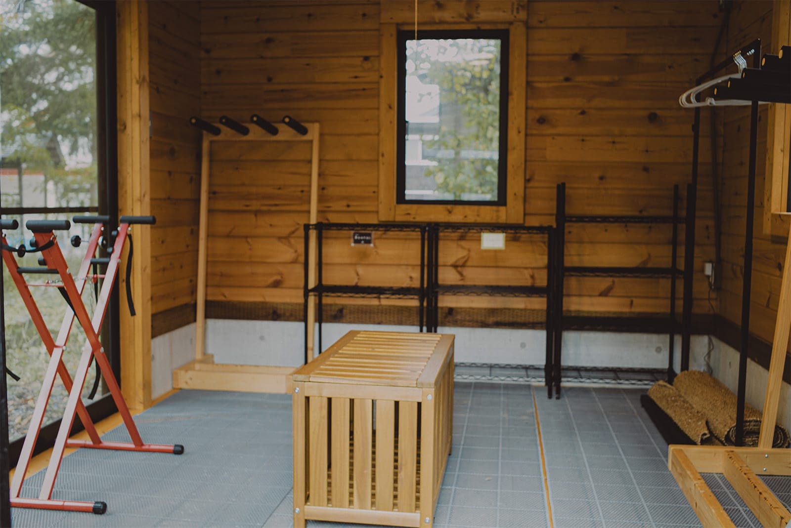 Facilities & Equipment：A dedicated drying space for gear after a day outdoors，Dedicated space to dry and store snow gear, boots, outerwear, and outdoor equipment