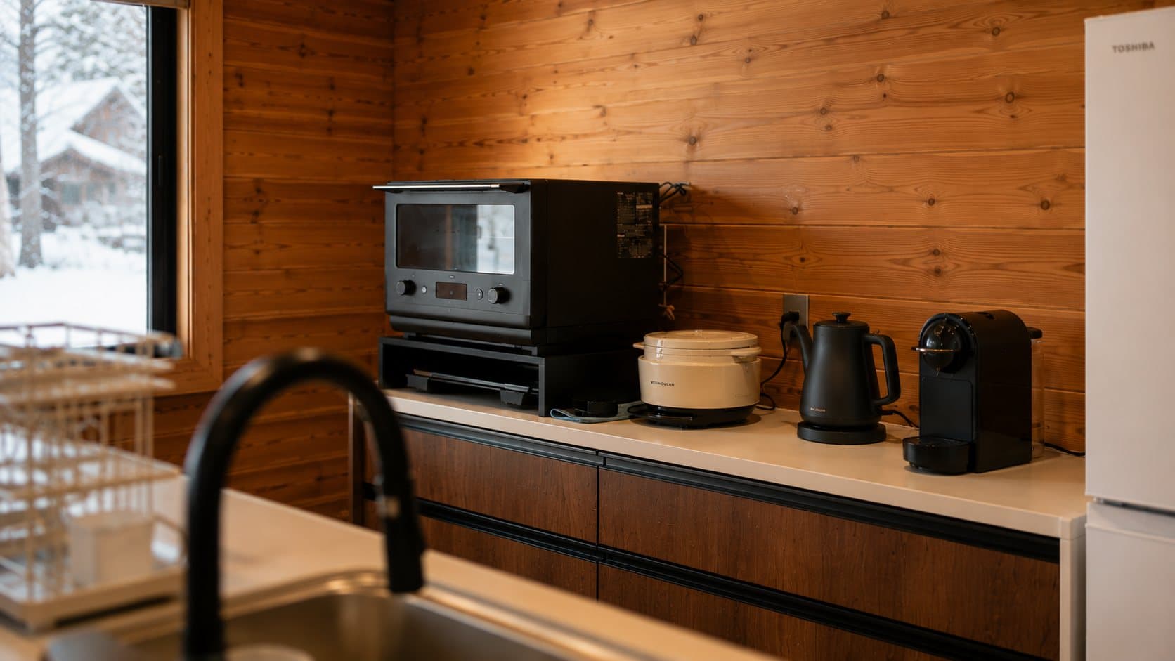 Facilities & Equipment：Fully equipped kitchen，IH cooktop, microwave, VERMICULAR rice cooker, electric kettle, capsule coffee machine, hot plate