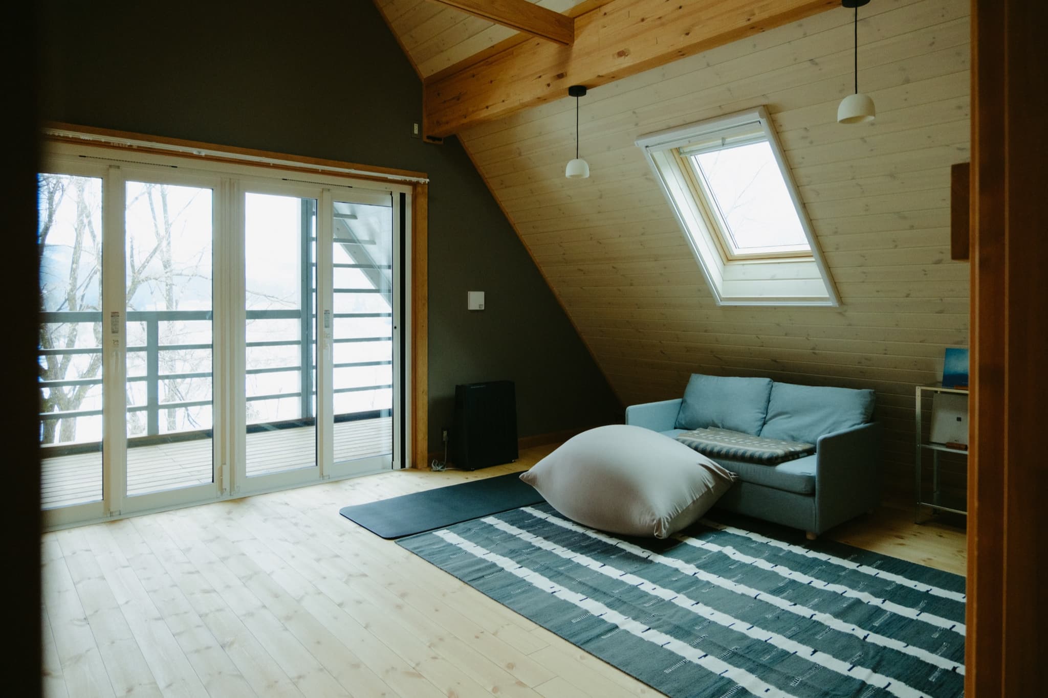 Facilities & Equipment：A cozy living room and open space to unwind，Projector, dining table for eight, yoga mats, and relaxation gear for time together